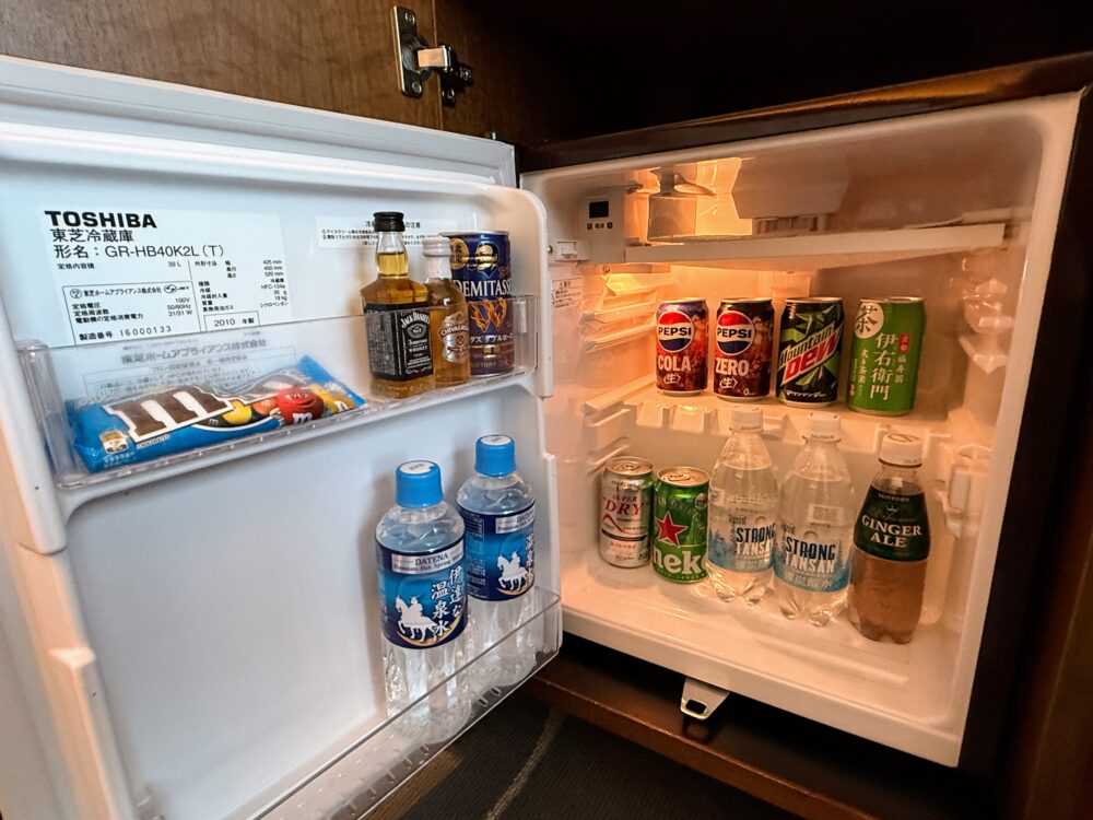 ミニバーの冷蔵庫の中身。ジャックダニエル・ペプシ・ビール・伊右衛門などの有料ドリンク