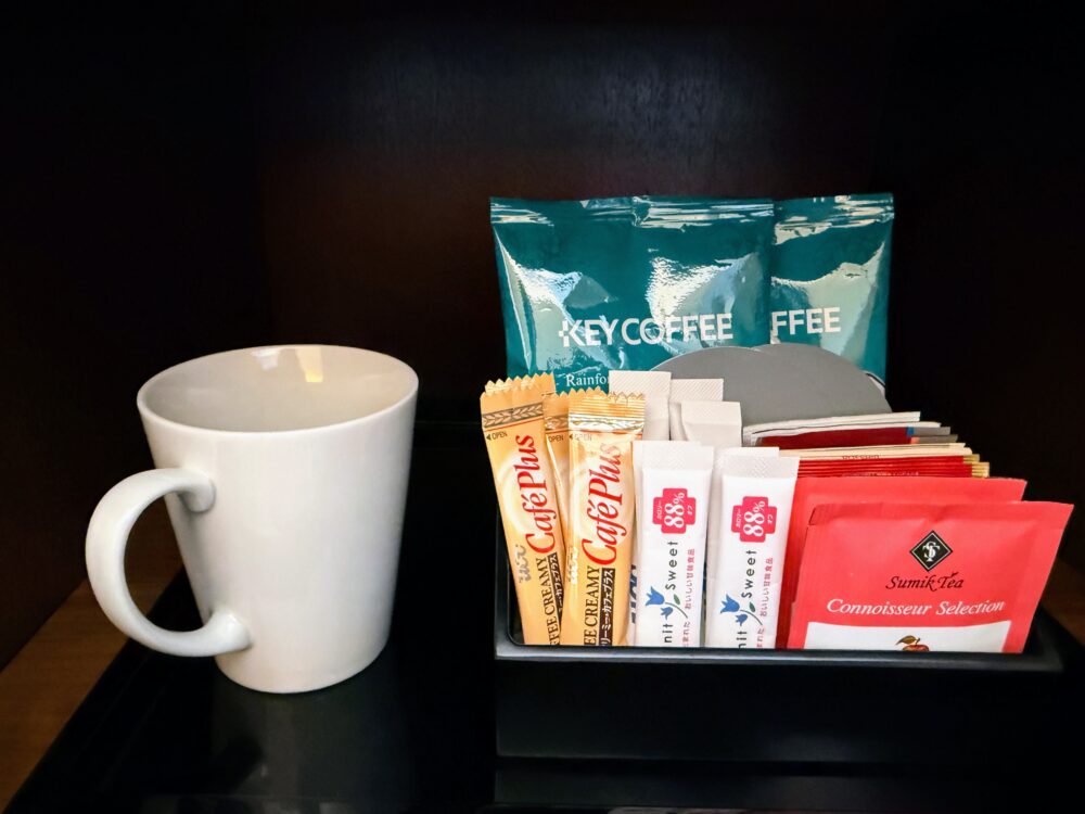 キーコーヒーのドリップバッグ・ミルク・砂糖・紅茶ティーバッグとマグカップ