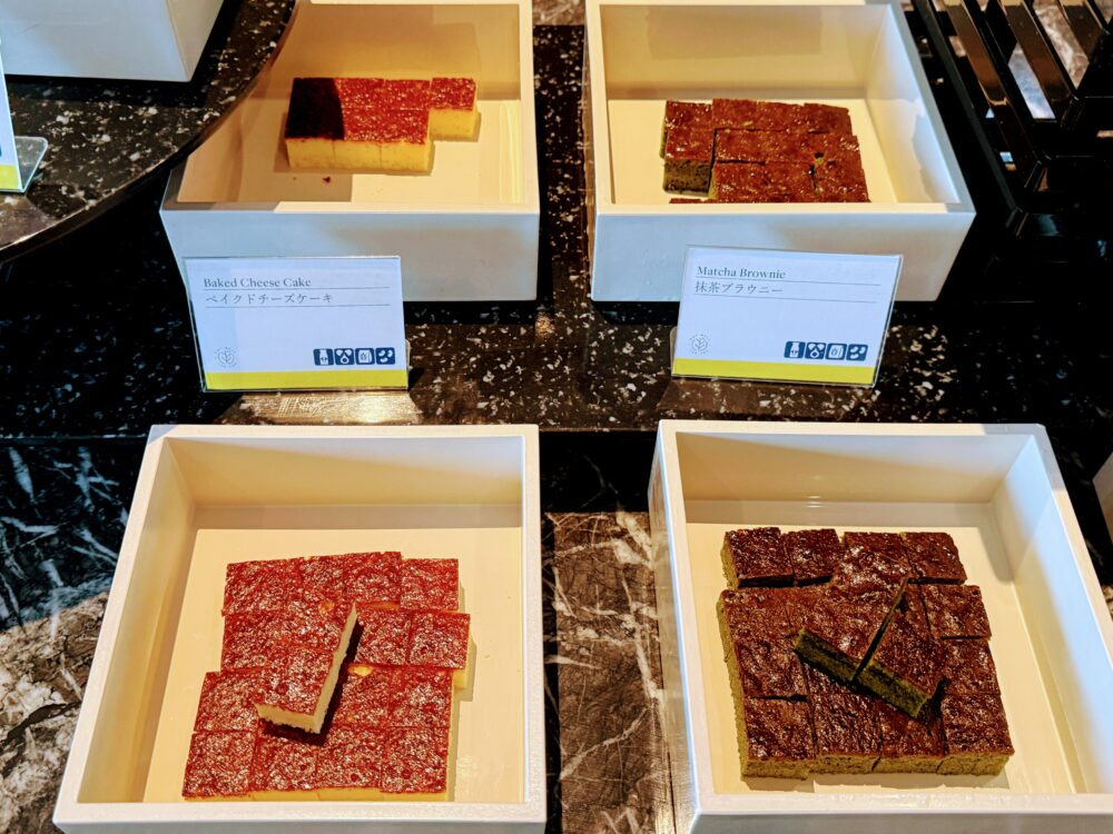 クラブラウンジのアフタヌーンティー、ベイクドチーズケーキと抹茶ブラウニー