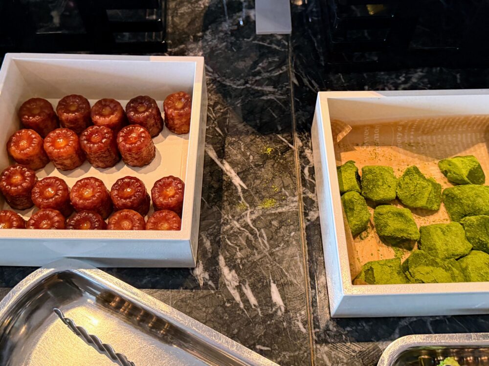 アフタヌーンティーのカヌレと抹茶のわらびもち