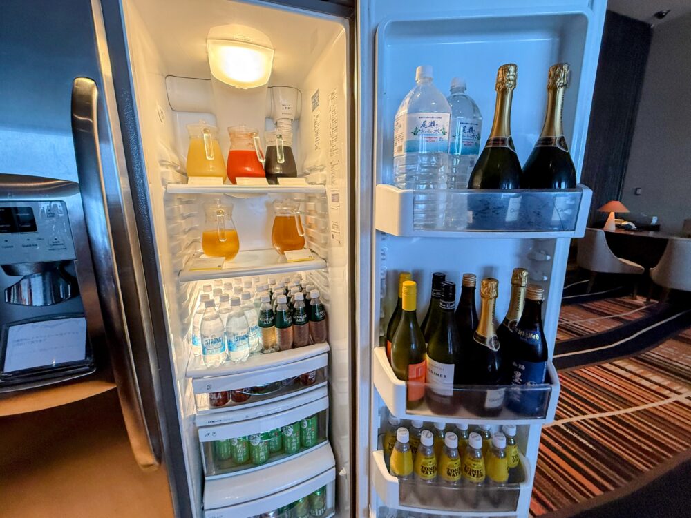 クラブラウンジのドリンク用大型冷蔵庫。ジュース・炭酸・シャンパン・ワインがずらり