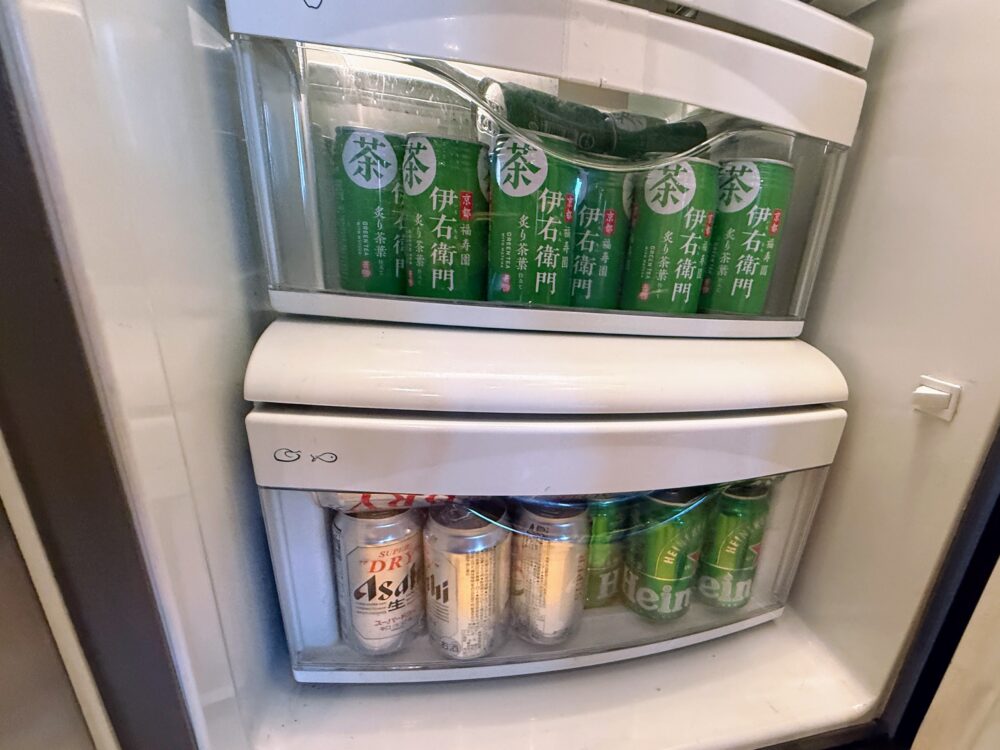 クラブラウンジの冷蔵庫の中の伊右衛門のお茶とアサヒ・ハイネケンの缶ビール