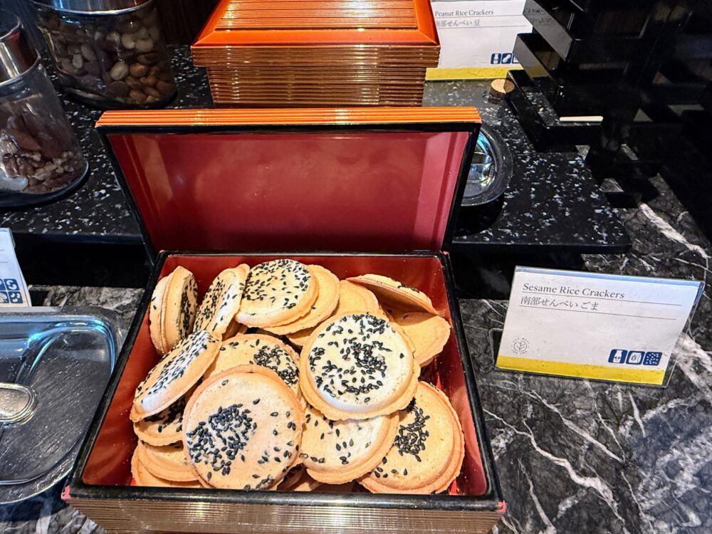 東北名物の南部せんべい(ごま)とピーナッツのオールデイスナック