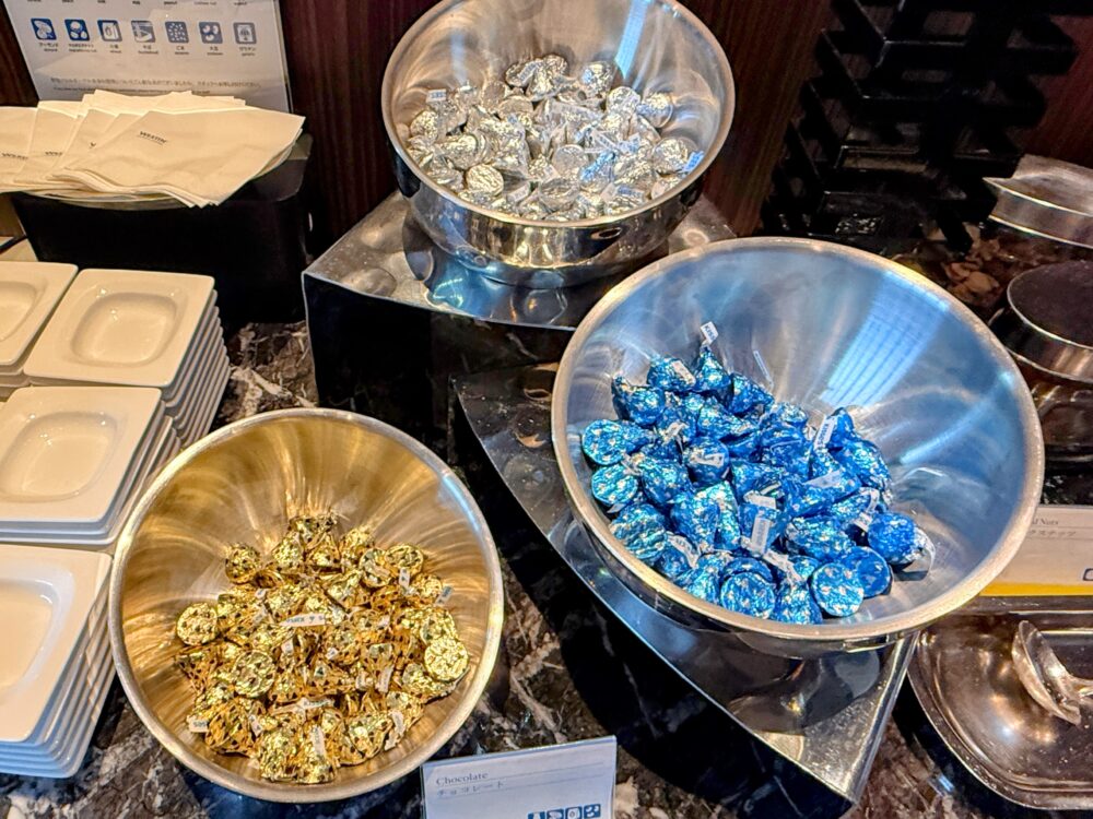 ハーシーキスのチョコレート(金・銀・青の包み)のオールデイスナック