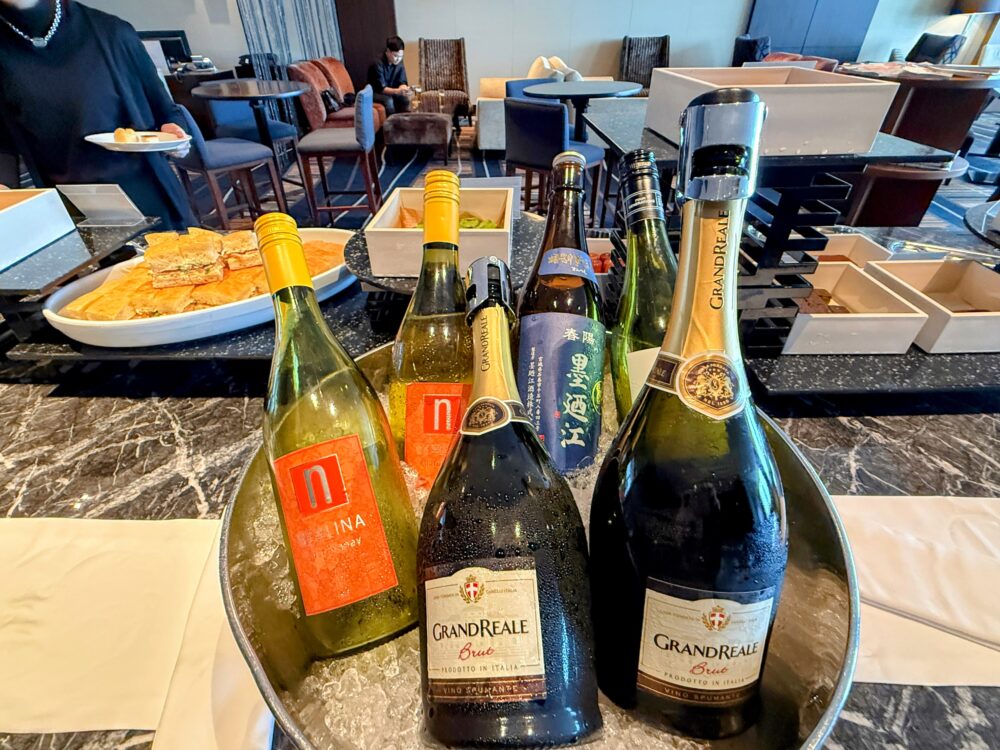 クラブラウンジのスパークリングワイン(GRAND REALE)と白ワインのボトル