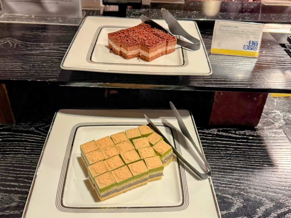クラブラウンジのカクテルタイムのチョコレートケーキと抹茶ケーキ
