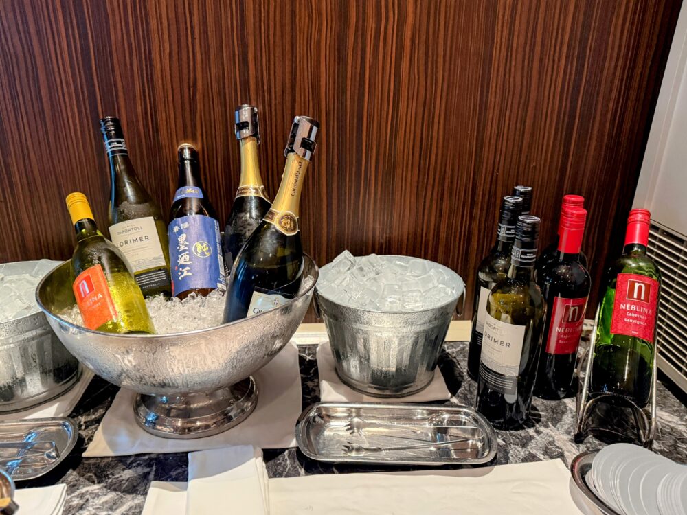 クラブラウンジの白ワイン・シャンパン・日本酒のボトルをアイスクーラーで提供