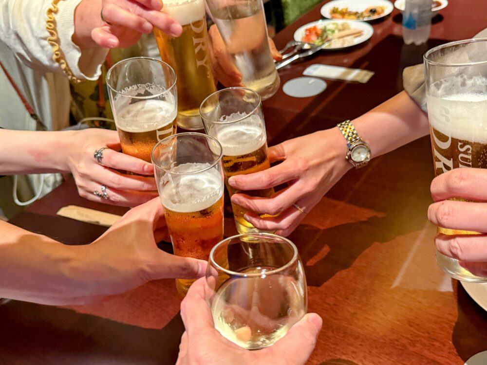 7人グループでビールとワインで乾杯するクラブラウンジでのひととき
