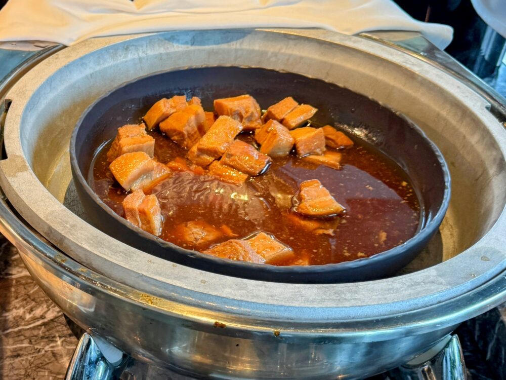 朝食ビュッフェの豚の角煮