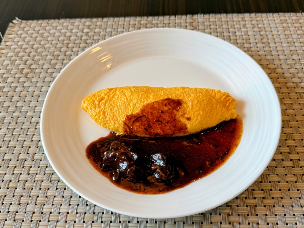 オムレツステーションの牛たん入りビーフシチューオムレツ。とろりとした卵に濃厚なソース