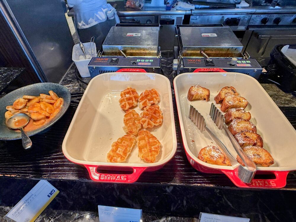 朝食ビュッフェのクロワッサンワッフルとフレンチトースト、キャラメルバナナ