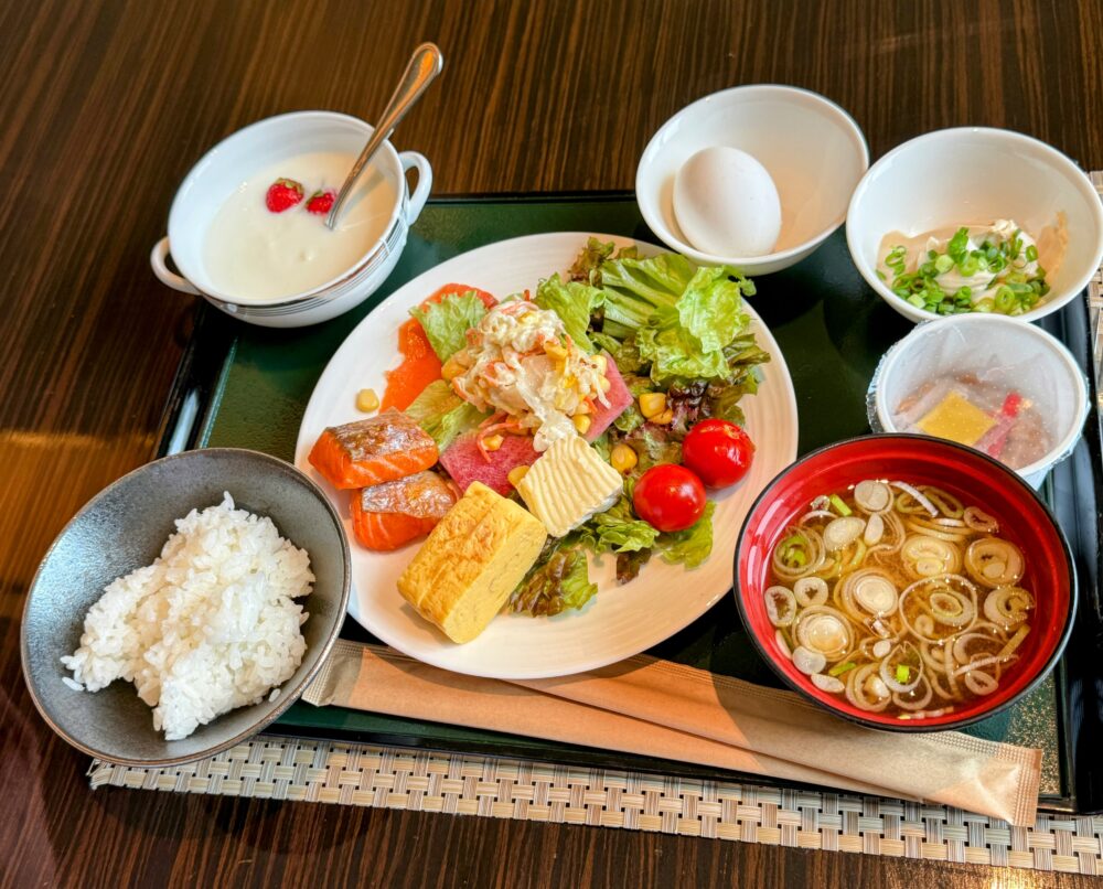 ウェスティンホテル仙台の和風の朝食プレート。鮭・卵焼き・ごはん・味噌汁・温泉卵・デザート