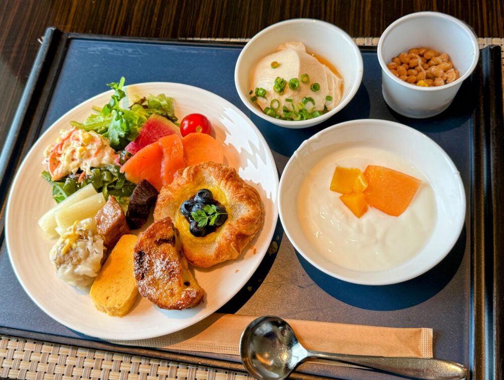 ウェスティンホテル仙台の洋風の朝食プレート。サラダ・デニッシュ・フレンチトースト・ヨーグルト・温奴・納豆