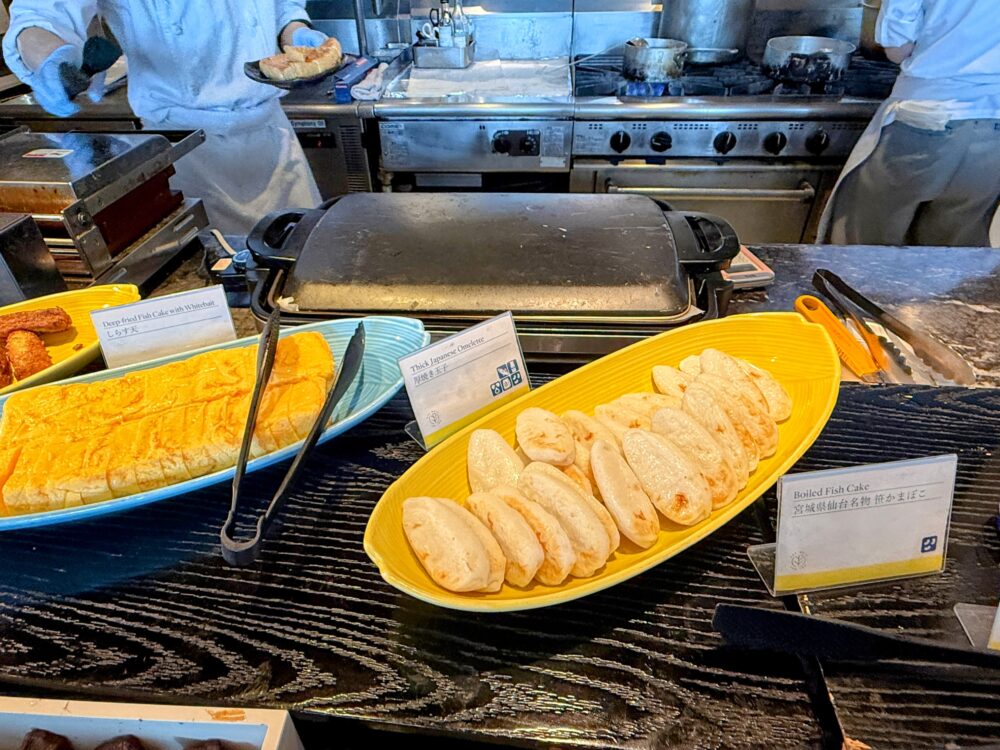 朝食ビュッフェのライブステーションの厚焼き玉子と宮城県仙台名物の揚げかまぼこ