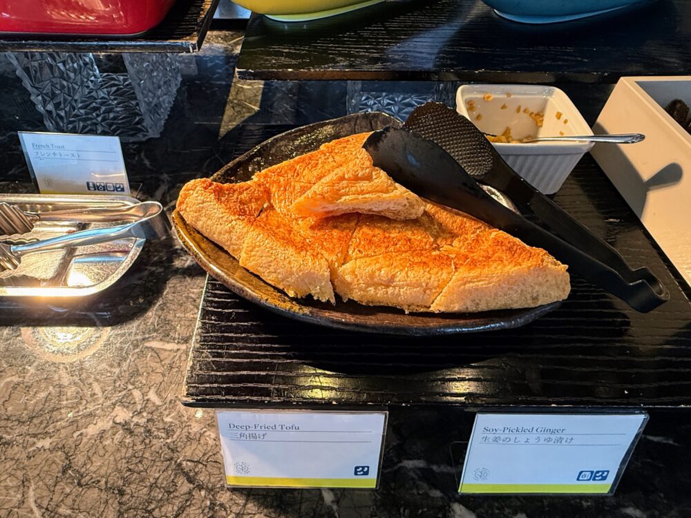 朝食ビュッフェの仙台名物の三角揚げ