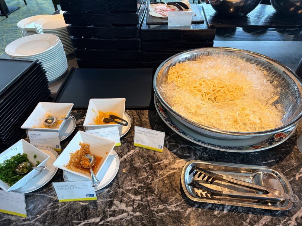 朝食ビュッフェの冷やし中華と薬味
