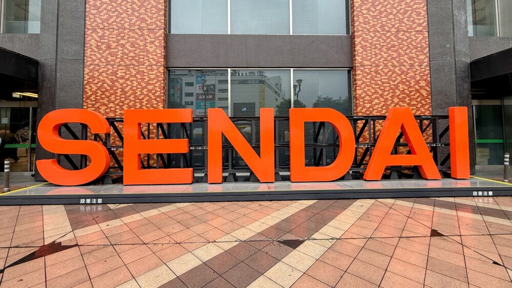 仙台駅前の赤い立体文字「SENDAI」のモニュメント