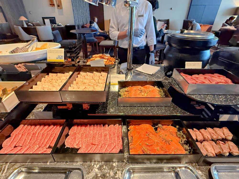 クラブラウンジのカクテルタイムの肉のショーケース。牛タン・サーモン・生ハムなどをスタッフが取り分け