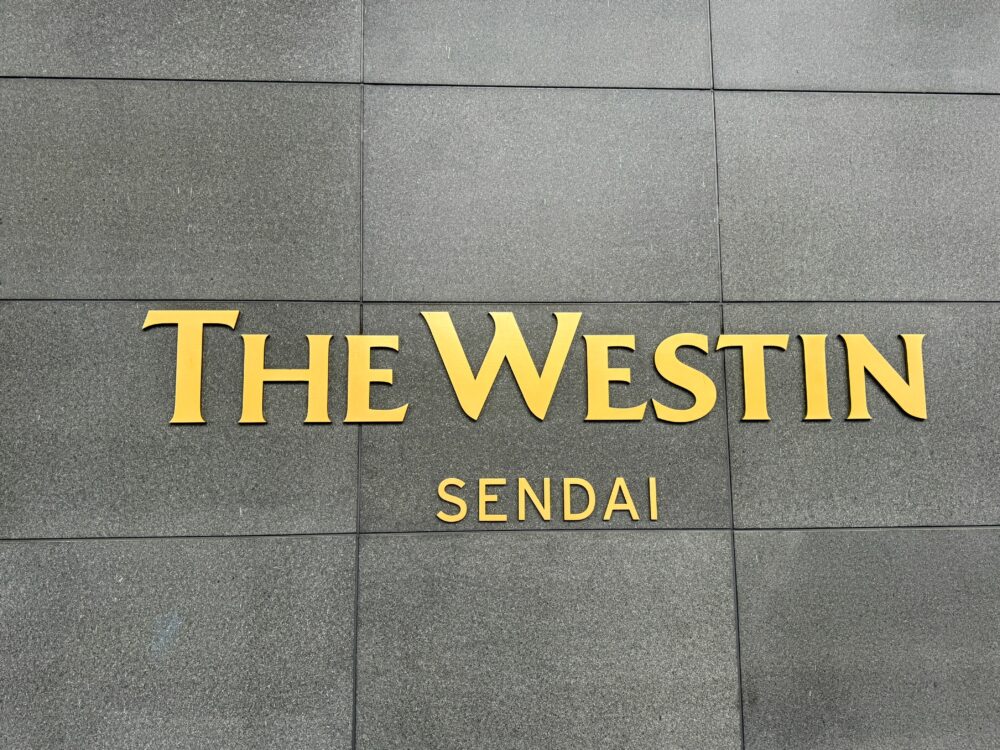 THE WESTIN SENDAIのゴールドのロゴサイン