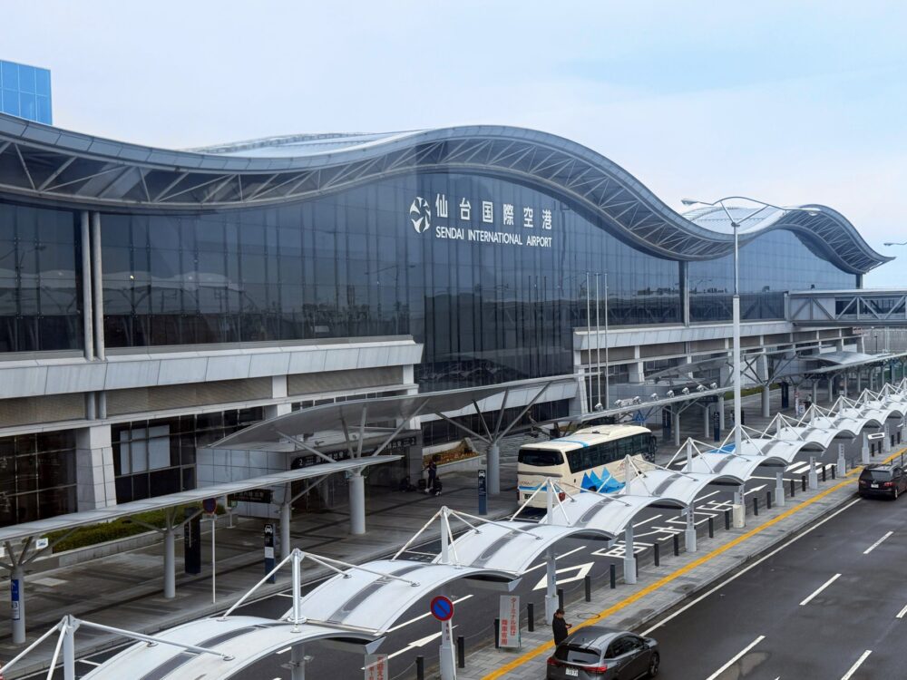 仙台国際空港のターミナルビル外観。波打つ曲線が特徴的な大きな屋根