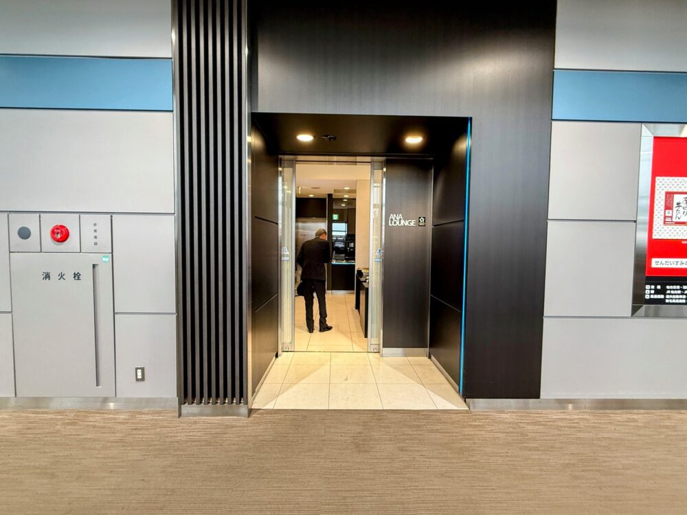 仙台空港のANAラウンジ(ANA LOUNGE)の入口。黒を基調としたシックなサイン