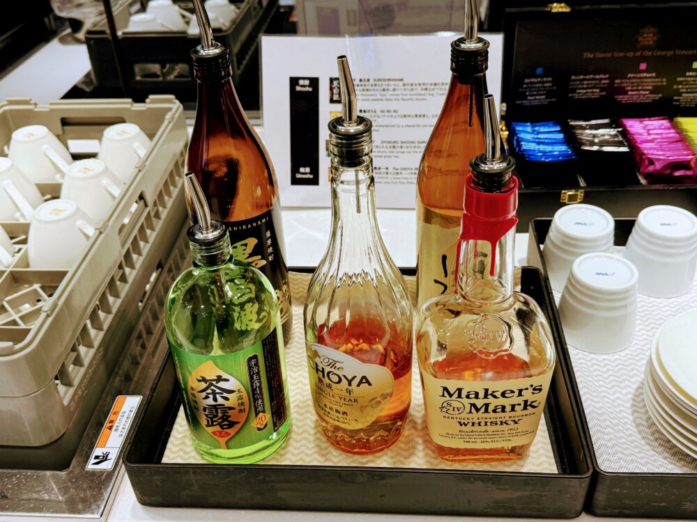 仙台空港ANAラウンジのコーヒーマシン(FRANKE A600)。タッチパネルでカフェラテやカプチーノなどが選べる