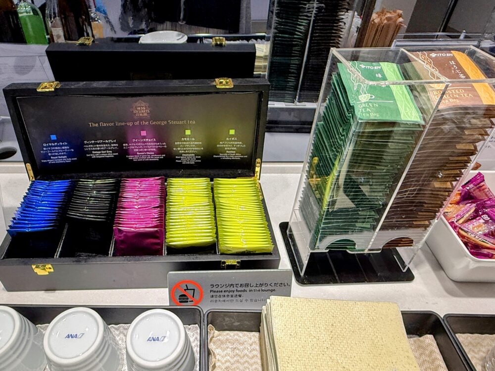 仙台空港ANAラウンジの紅茶・お茶コーナー。ジョージスチュアート社の紅茶や緑茶のティーバッグとANAのカップ