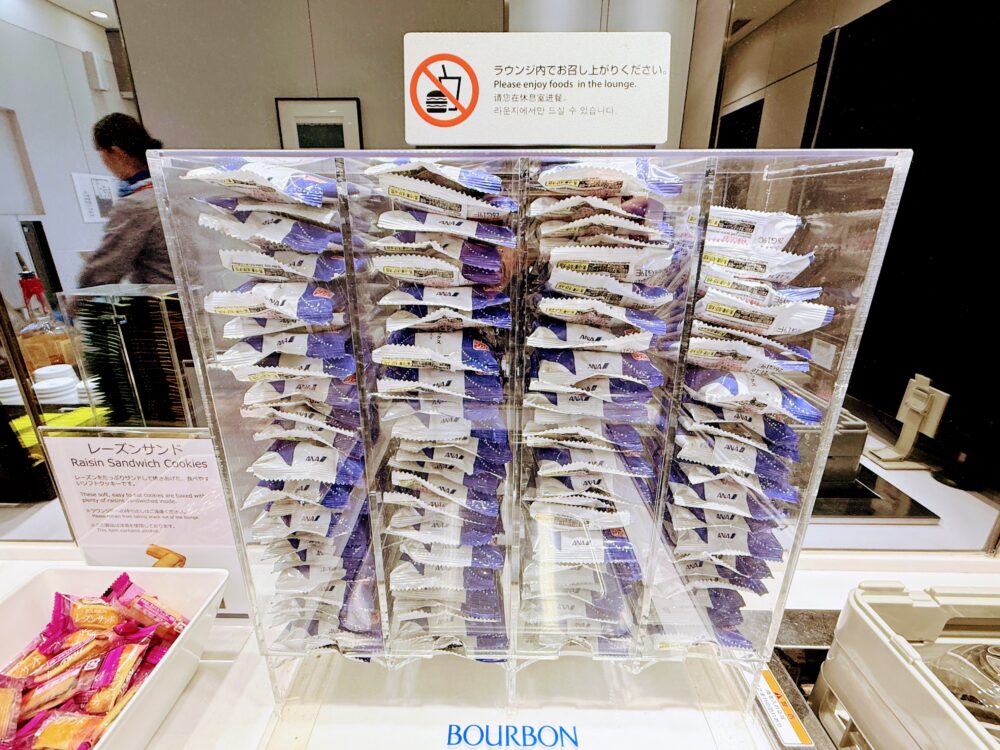 仙台空港ANAラウンジのスナックコーナー。ブルボンの個包装菓子がアクリルケースに並ぶ