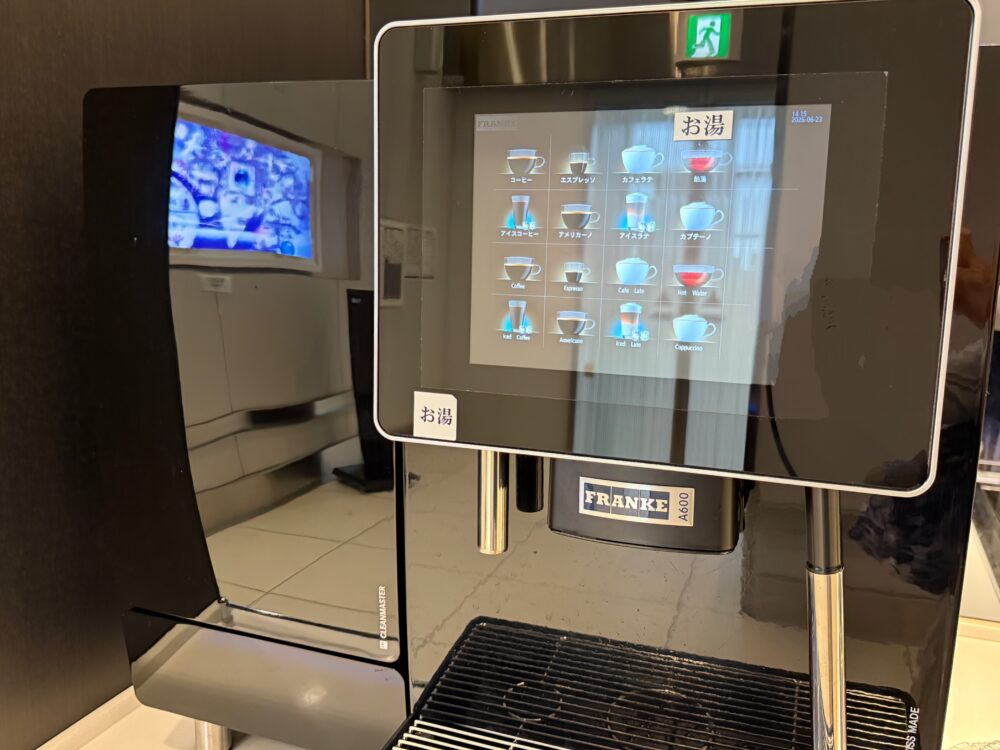 仙台空港ANAラウンジのアルコールコーナー。黒霧島の焼酎・梅酒・メーカーズマークのウイスキーなどのボトル