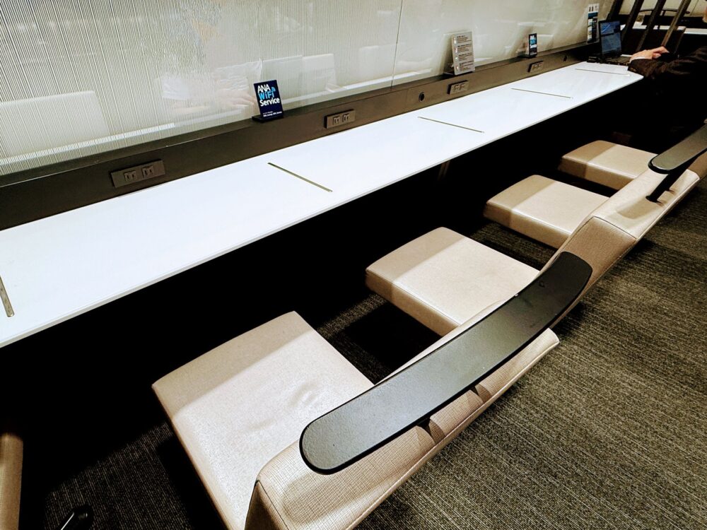仙台空港ANAラウンジの横並びカウンター席。各席に電源コンセントとANA Wi-Fi Serviceの卓上サイン