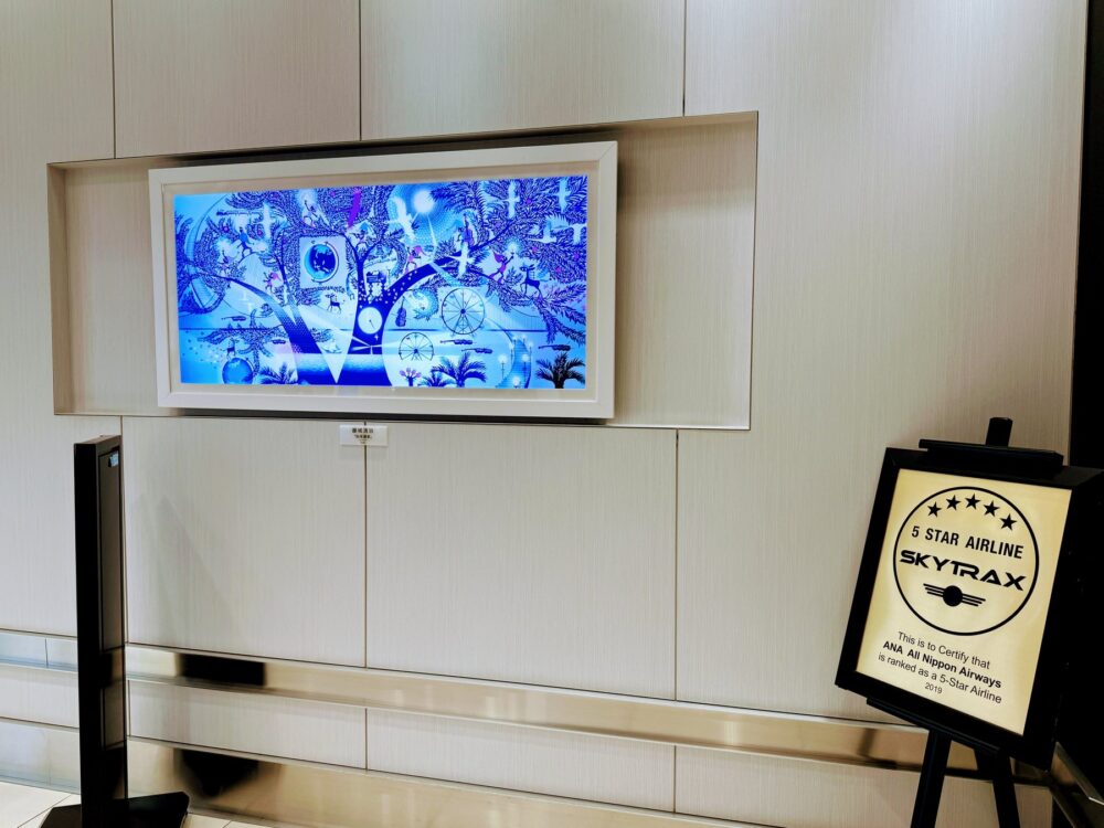 仙台空港ANAラウンジに飾られたSKYTRAX5スターエアライン認定の盾とデジタルアート