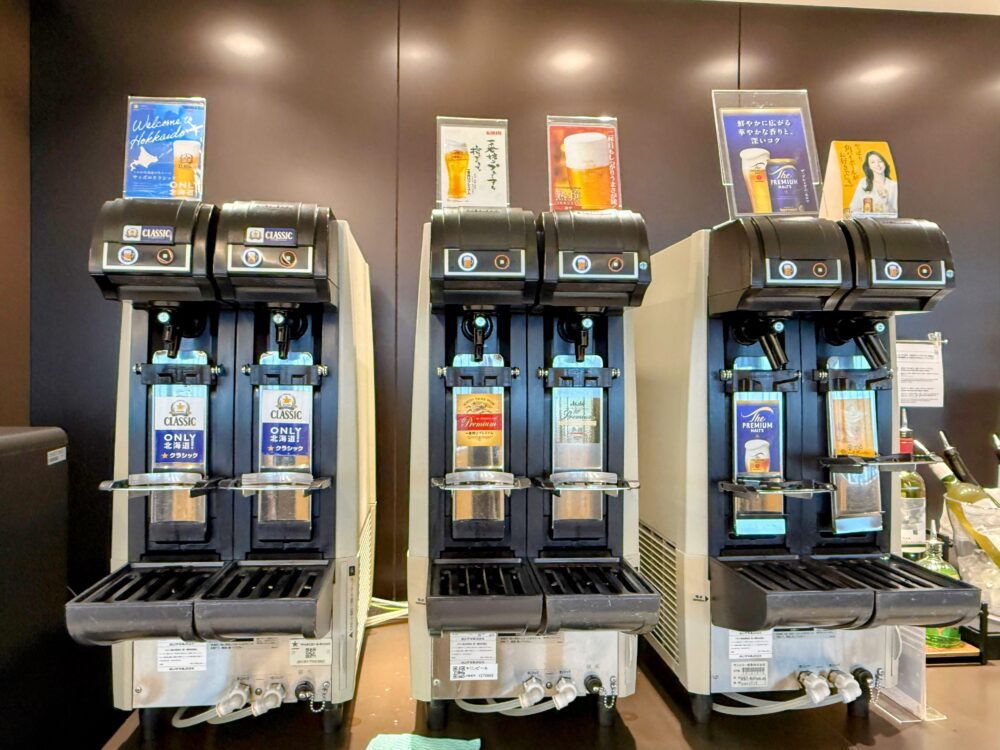 ANAスイートラウンジのビールサーバー。北海道限定サッポロクラシック、キリン一番搾りプレミアム、熟撰、ザ・プレミアム・モルツが自動サーバーで楽しめる。