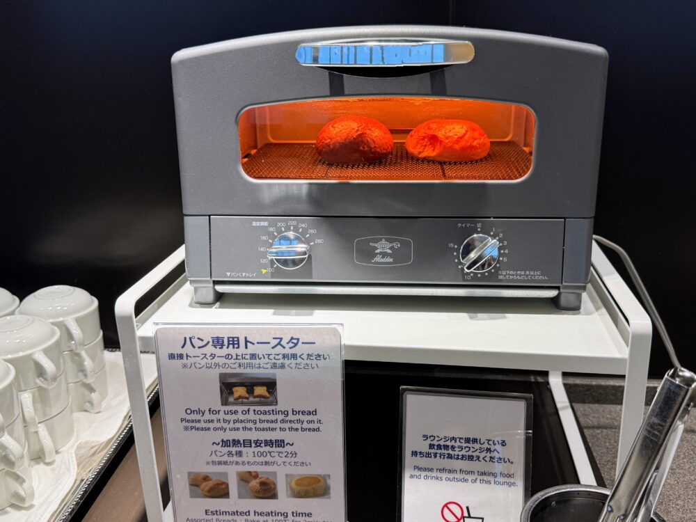 ANAスイートラウンジの食事コーナー。保温ケースに温かい軽食が用意されている。
