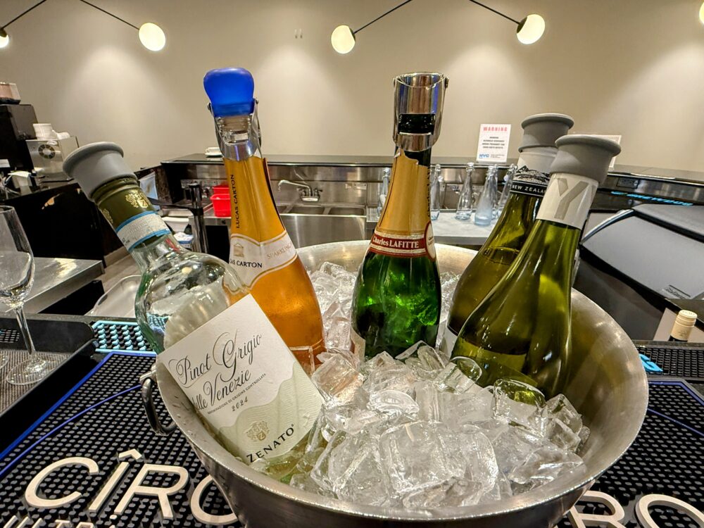 ビジネスクラスラウンジのアイスバケツ。Pinot Grigio(Zenato)、Lucas Cartonのロゼ、Charles Lafitteのスパークリング、ニュージーランドの白ワインが冷やされています。