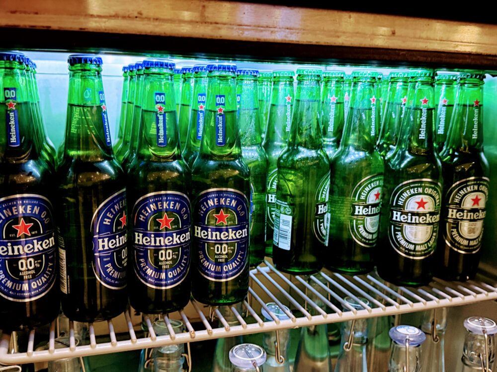 ビジネスクラスラウンジの冷蔵庫。Heineken 0.0(ノンアルコール)とHeineken通常のビン入りビールが並んでいます。