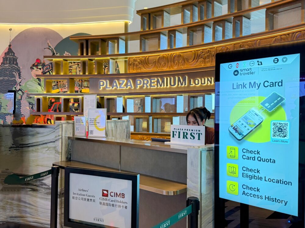 航空会社の受託(招待)ラウンジやクレジットカード提携の案内が置かれたプラザプレミアムラウンジの受付カウンター