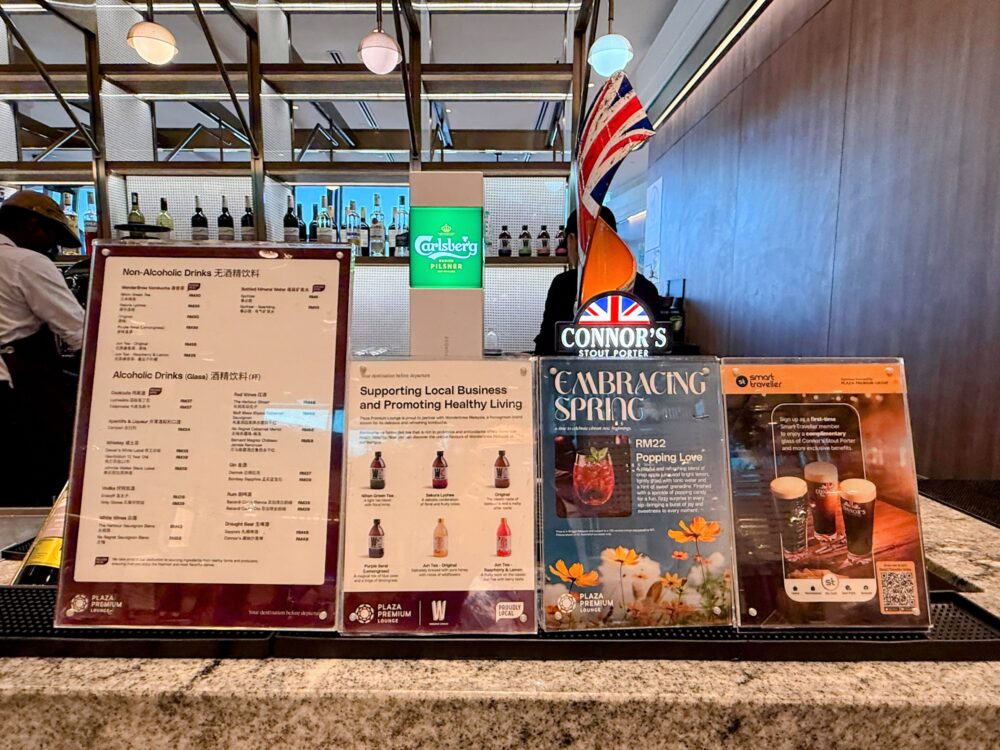 カールスバーグやコナーズのビールサーバー、アルコール・ノンアルコール飲料のメニューが置かれたラウンジのバーカウンター