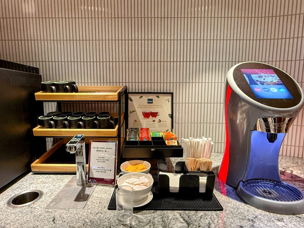紅茶のティーバッグや給湯用の蛇口、炭酸飲料のディスペンサーが設置されたドリンクバー