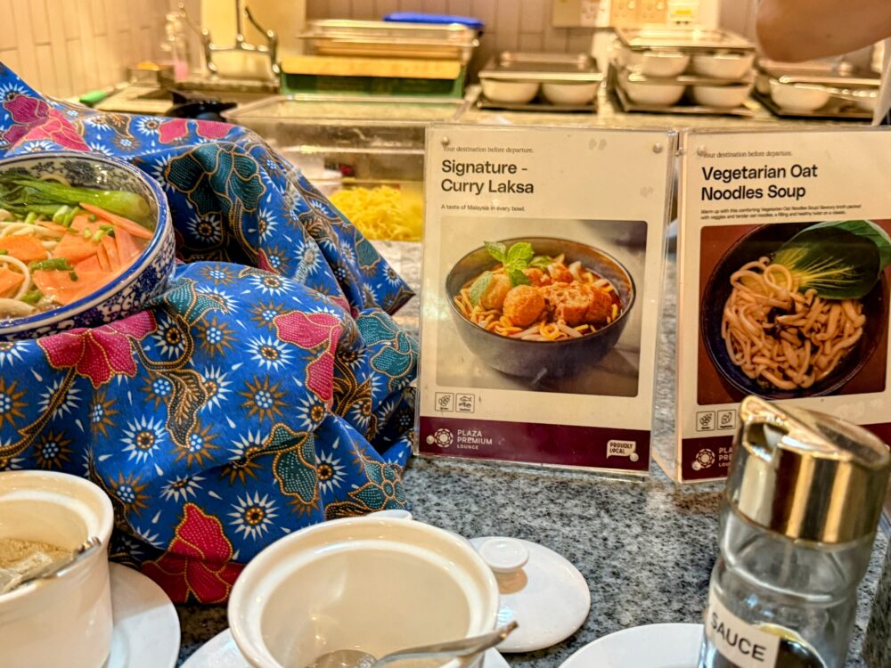 マレーシアの伝統的な麺料理「カレーラクサ」と「ベジタリアンオートヌードルスープ」のメニューカード