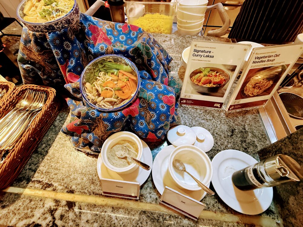 カレーラクサのメニューカード、トッピング用調味料、そして取り分け用のお皿