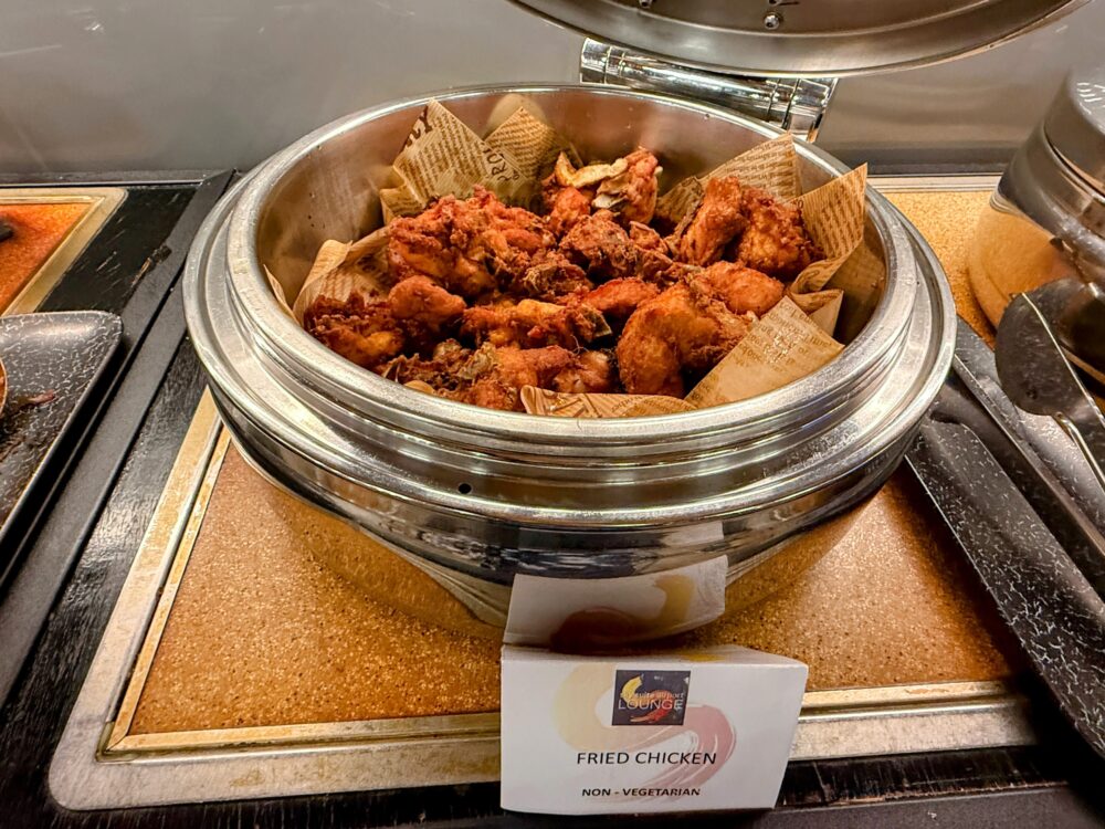 ビュッフェの保温容器に用意された、カリッと揚がった美味しそうなフライドチキン