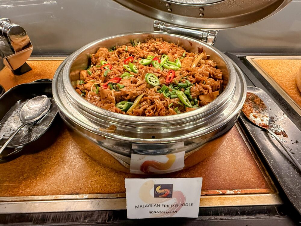 唐辛子や青ネギが彩りよくトッピングされた、現地の味を楽しめるマレーシアン・フライドヌードル