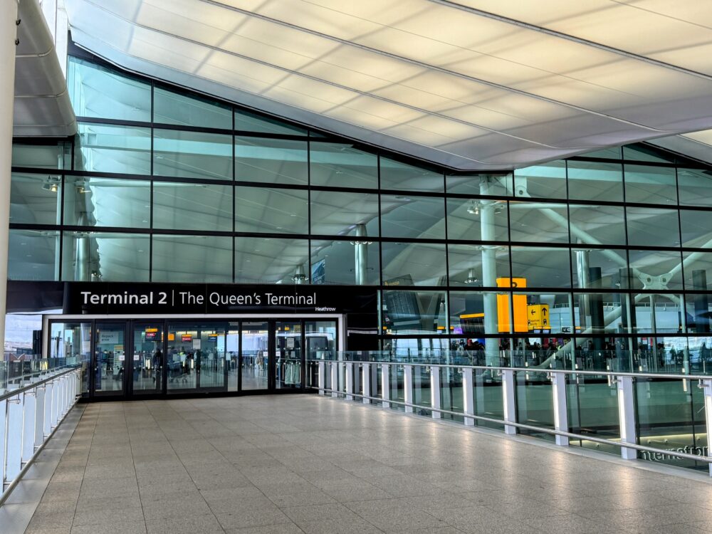 ロンドン・ヒースロー空港ターミナル2(The Queen's Terminal)の入口外観とガラス張りのコンコース。