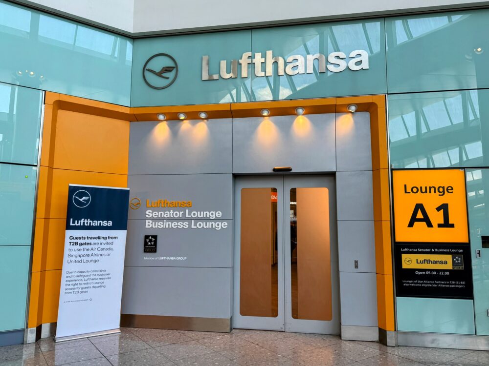 ロンドン・ヒースロー空港第2ターミナル(T2A)にあるルフトハンザ航空ラウンジ(Senator Lounge / Business Lounge)の入口外観。