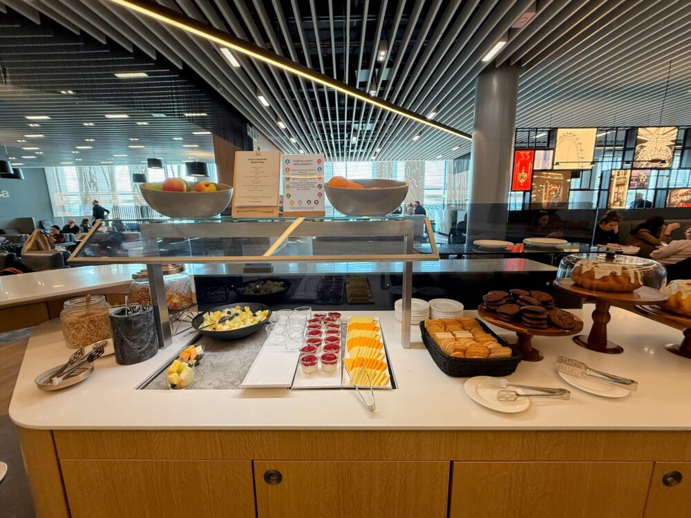 ルフトハンザラウンジのコールドカウンターに並ぶ、カットフルーツやチーズ、デザート、パンなどの軽食メニュー。