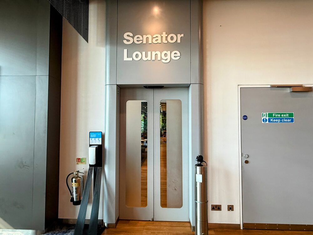 ルフトハンザ・セネターラウンジ(Senator Lounge)の自動ドア入口付近の様子。