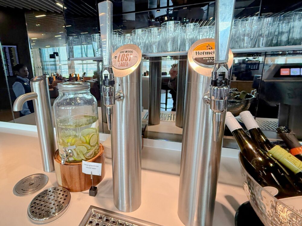 ルフトハンザラウンジのクラフトビール(BREWDOGなど)やドイツビール(Hofmeister)の生ビールサーバー。