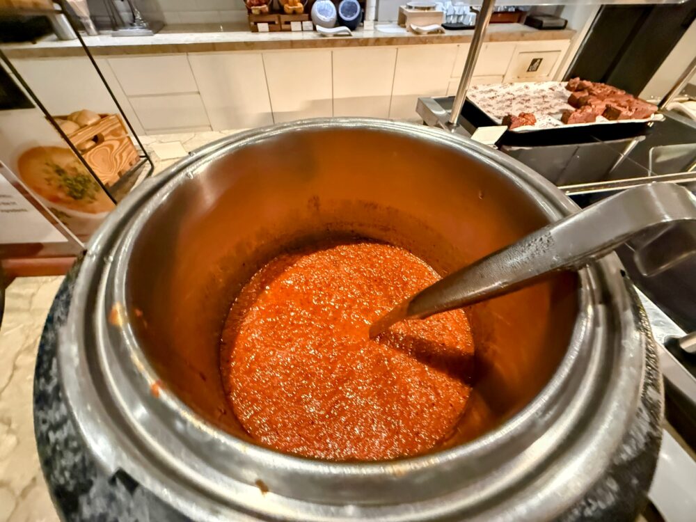プラザプレミアムラウンジのホットミール。スープポットに入った温かいスープと、お玉が置かれている様子。