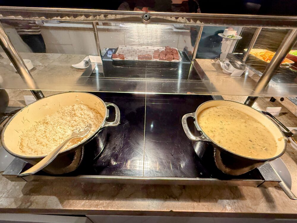 プラザプレミアムラウンジのホットミールコーナー。保温用の鍋に入った白飯(Steamed Rice)とスープ料理。
