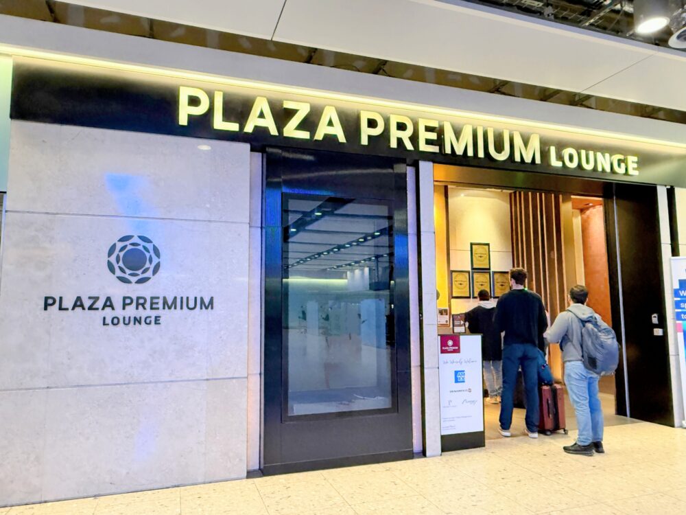 ロンドン・ヒースロー空港ターミナル2にある「プラザプレミアムラウンジ(PLAZA PREMIUM LOUNGE)」のエントランス外観。